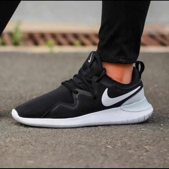 nike tessen all black